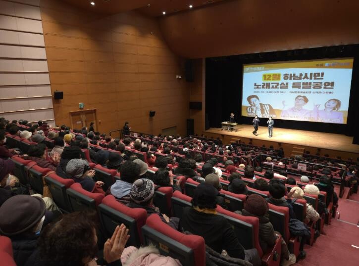 전석 매진! 2025년 마지막 ...