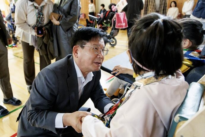 장벽은 허물고 일상은 넓힌다...무장...