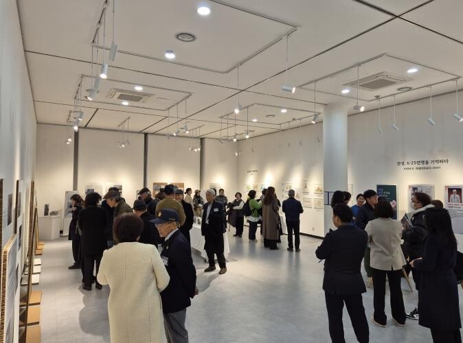 안성시 중앙도서관, 지역자료 아카이브...