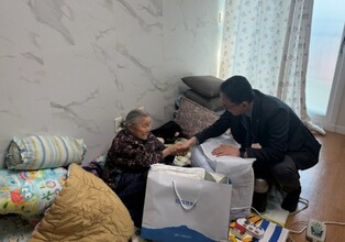 제주개발공사, 설 명절 맞아 90세 이상 고령 입주민에게 따뜻함 담긴 방한용품 전달
