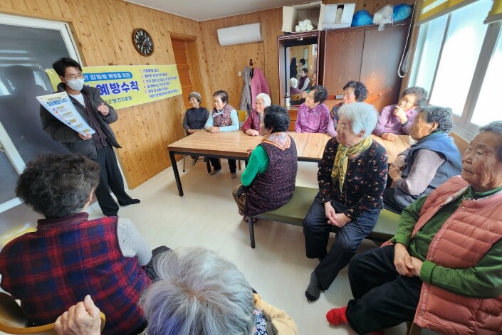 곡성군보건의료원, 마을 경로당 찾아 감염병 예방 교육 실시