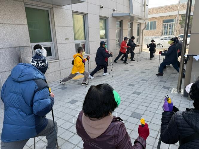 “폴(Pole) 잡고 건강 잡고!”…...