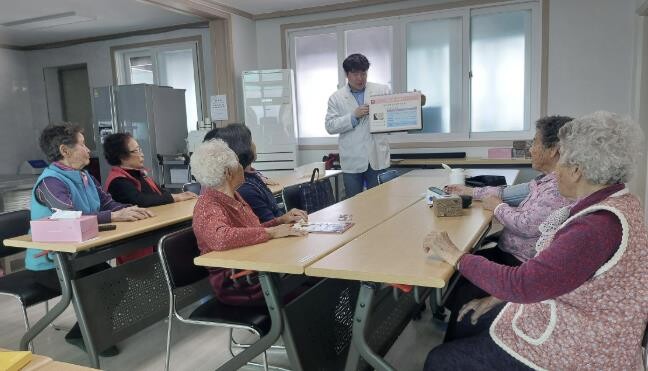 옥천군보건소 '찾아가는 건강보건소'로 경로당에서 주민 건강 돌본다