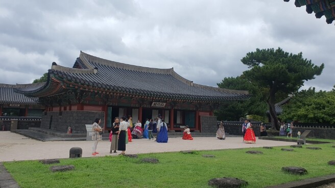 한복 성지 된 제주목 관아, 이번엔 갈옷까지 무료입장