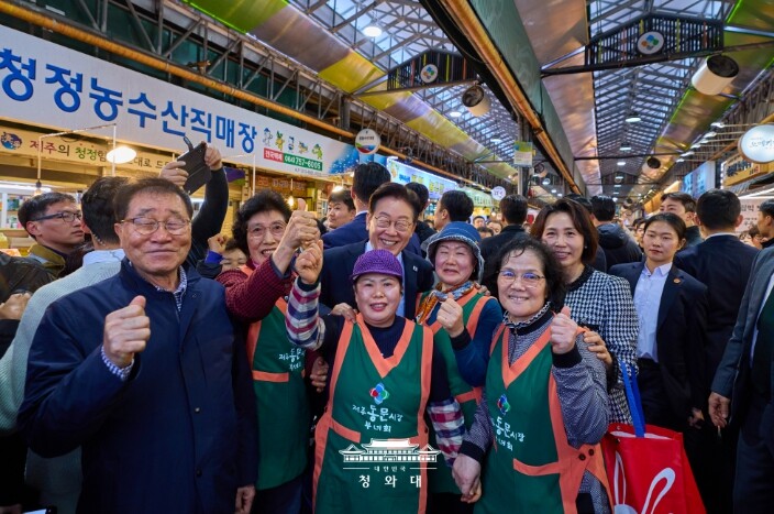 이재명 대통령 부부, 제주 동문시장 방문